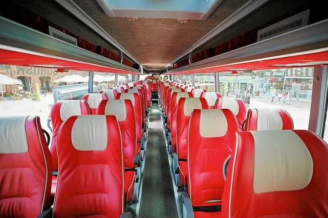 Nowoczesne wnętrze Polskiego Busa. Autobusy tej linii wyposażone są w 3-punktowe pasy bezpieczeństwa.